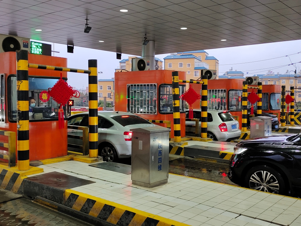 收費站懸掛中國結